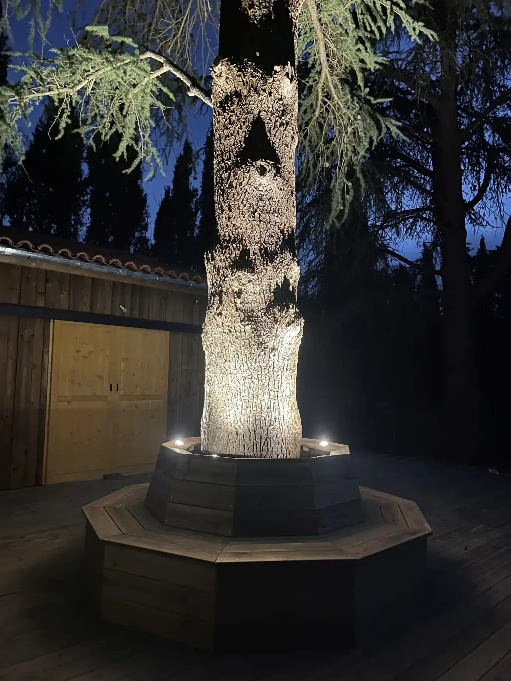 Création d'un banc éclairé autour d'un arbre